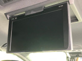 【フリップダウンモニター】大画面モニターで後席でもエンタメをお楽しみいただけます。小さなお子様にも大人気の装備です♪