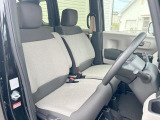 運転席まわりには十分なスペースがあり、大柄な方でもゆったり運転していただける環境です。