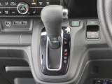 運転席より操作性の良いシフトレバーと、オートエアコンのスイッチ等の画像です。