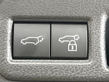 【パワーバックドア】スマートキーや運転席のボタンを押すだけでリアゲートが自動で開閉します!荷物を持っている時や、高い位置にあるバックドアを閉める際に便利な機能です♪