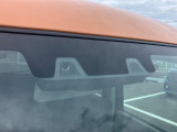 2つのカメラで前方の車両や歩行者を検知し、衝突のおそれがあると判断すると、ブザー音やメーター内の表示で警告。衝突の可能性が高まると、自動でブレーキをかけ、衝突の回避または衝突時の被害軽減を図ります。