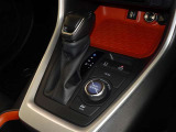電動パーキングブレーキ・ブレーキホールドを装備してます。ホールド機能は信号待ちが多い一般道で疲労軽減になり、大好評です!