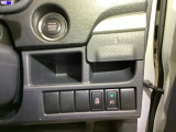 【ENGINE START/STOP】スマートキーをポケットやバッグに入れたままで、キーを差し込むことなくボタンを押すだけでエンジンが始動します。