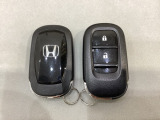 スマートキーを装備しています。鍵を差し込むことなくドアロックの開け閉めと、スタートボタン操作でのエンジンスタートができます。スペアキーも同じものを用意しております。