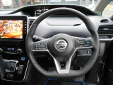 ステアリングハンドルです。オーディオコントロールスイッチが付いて運転中でも手元でオーディオの操作が出来て便利ですよ。