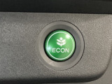 ECONモードをONにするとアクセルペダルの動きに対するエンジンの反応とエアコンの制御を切り換えることで、燃費のいい運転をするドライバーがペダルを踏んだ時と同じようにエンジンを制御します。