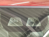 【スマートアシスト】走行中に前方の車両等を認識し、衝突しそうな時は警報とブレーキで衝突回避と被害軽減をアシスト。より安全にドライブをお楽しみいただけます。