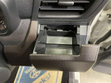 運転席と助手席には、回転式のインパネカップホルダーが装備されています。