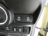 電動スライドドアのスイッチで車内からもスライドドアの開閉ができます。イージークローザー機能で半ドアになることも防止してくれます。