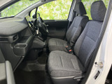 運転席からの視界は広く、運転操作もスムーズに行えます。快適な空間で、運転に集中できるでしょう。