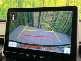 【バックカメラ】駐車時に後方がリアルタイム映像で確認できます。大型商業施設や立体駐車場での駐車時や、夜間のバック時に大活躍!運転スキルに関わらず、今や必須となった装備のひとつです!