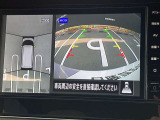 アラウンドビューモニターです。4つのカメラからの映像を合成・処理することで空から見下ろすような視点で周囲を確認でき、駐車時のクルマの位置確認がスムーズになります。