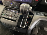 CVT車のセレクトレバーです。低速から高速まで、変速ショックのないスムーズな走りを実現するとともに、エンジン効率のよい領域を維持することで燃費にも貢献します。