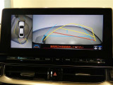 パノラミックビューモニター付きです。車両を上から見たような映像をディスプレイオーディオ画面に表示。運転席からの目視だけでは見にくい、車両周辺の状況をリアルタイムでしっかり確認できます。