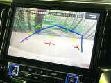 【バックカメラ】駐車時に後方がリアルタイム映像で確認できます。大型商業施設や立体駐車場での駐車時や、夜間のバック時に大活躍!運転スキルに関わらず、今や必須となった装備のひとつです!