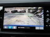 バックカメラの画像です。ガイドラインがスムースな車庫入れをサポートいたします。車庫入れの安心感がアップしますね。