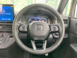 インテリアに合わせたデザインのステアリングは、運転される方のことも考え、運転しやすい形状、大きさです。是非一度、実際に触ってお確かめください。