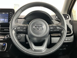 握りやすいステアリングは、運転の楽しさを高めます。操作性にも優れ、快適なドライビングをサポートします。