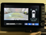 リバースギアに入れるだけで後方の表示へ切り替わります。夜間や雨の日の駐車も楽になりますよ。