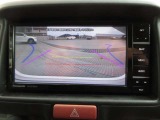 カラーで後方映像をモニターに映し出してくれるので、ショッピングモールのような狭い駐車場であったとしても障害物を見つけ、楽々駐車することができますね。