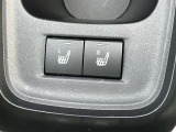 運転席・助手席には寒い日のドライブを快適にしてくれるシートヒーターも付いてます♪