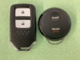 スマートキーを装備しています。鍵を差し込むことなくドアロックの開け閉めと、スタートボタン操作でのエンジンスタートができます。加えて、純正リモコンエンジンスターター用の操作キーもついています。
