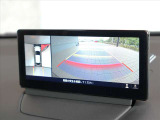 360度モニター搭載車ですので、低速時での不安を解消してくれます。この写真は右側はバックカメラですが、前進時にはフロントカメラにもなりますので歩行者や縁石なども確認することが可能です。
