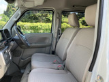 運転しやすいシンプルなデザイン。操作性も良く、すぐに慣れることができます。安全運転をサポートする機能も充実しています。