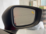 【ブラインドスポットモニタリング】走行中、ドアミラーの死角になりやすい箇所に後続車が接近するとサイドミラー付近に警告を表示、ドライバーに注意喚起をしてくれます。