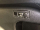 ラゲージスペースにアクセサリーコンセント(AC100V・100W)が設置されています。レジャーの際の電源確保など様々なシーンで活躍!