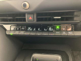 デュアルエアコンとは、運転席と助手席で、個別に温度設定ができる機能です。気温の感じ方は、人それぞれ違うもの。乗る人に優しい機能ですね。