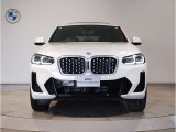 【BMWの伝統】BMWの特徴的な&ldquo;キドニーグリル&rdquo;は、80年以上続く伝統の形でございます。変わらないこだわりのデザインが、プレミアムブランド&ldquo;BMW&rdquo;を創り出します。
