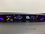 デジタル表示のスピードメーターを大きく配した見やすいメーター部になっています。左側のインフォメーション画面でオドメーターや燃費などの情報を確認できます。