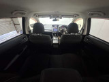 【室内全景】後席側から運転席・助手席まで見渡せる室内。ブラック基調で統一されたインテリアで、落ち着きのある印象に仕上がっています。