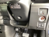 便利な電動スライドドア、横滑りを防ぐVSAなどのスイッチは、運転席の右側、手の届きやすい位置にあります。
