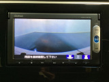 ギヤをR(バック)に入れるとナビの画面に後ろの映像が映るリアカメラ付です。後退時、コンディションが悪い視界でもカラーバックモニターがドライバーをサポートします。