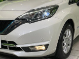 【LEDヘッドライト】悪天候や夜間走行時も良好な視界を確保し安心して運転できる高輝度LEDヘッドライトを装備!点灯速度が早く、消費電力も抑えられています。