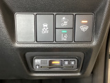 Hondaセンシング用の、VSA(ABS+TCS+横滑り抑制)解除と路外逸脱抑制機能などのオンオフスイッチはハンドルの右側に装備。その下にETCがついています。高速道路の料金所の通過も楽々です。
