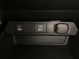 ディスプレイオーディオ用通信/充電USB端子(Type-C)と充電用入力端子(Type-C)が、センターコンソール前部に設置されています。