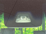 【スマートアシスト】走行中に前方の車両等を認識し、衝突しそうな時は警報とブレーキで衝突回避と被害軽減をアシスト。より安全にドライブをお楽しみいただけます。