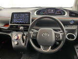 運転席まわりです。 各操作スイッチは使いやすい位置に配置されてます。