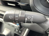 雨天時でもクリアな視界を確保するワイパーレバー。操作も簡単で、運転の安全性を高めます。