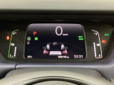 デジタル表示のスピードメーターとタコメーター、燃費やオドメーターなどの表示の他に、ホンダセンシング機能などの表示もできる多機能なマルチインフォメーション・ディスプレイです。