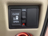 左側電動スライドドアは運転席からでも操作ができるように、ハンドル付近に開閉の操作スイッチが付いています。