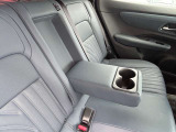 「後席シートヒータ」・「引き出し式センターコンソール&ドリンクホルダー」