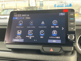 高精細なディスプレイが、運転中の情報提供をサポート。先進のコネクティッド機能で、快適なドライブをさらに向上させてくれます。