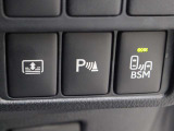 超音波センサーを利用して、車両前方や車両後方の障害物を検知。障害物との距離と接近部位の位置をマルチインフォメーションディスプレイに表示し、同時に音声とブザーでドライバーに注意を促します。