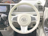 インテリアに合わせたデザインのステアリングは、運転される方のことも考え、運転しやすい形状、大きさです。是非一度、実際に触ってお確かめください。