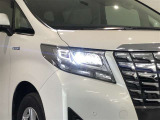 LEDヘッドライトです。デザイン性がよくとても明るいので、夜間の走行や悪天候でも安心です。しかも長寿命!