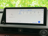 美しい画面表示で、快適なドライブをサポート。多彩な機能で、目的地への道案内や情報収集もスムーズに行えます。日常の移動がより楽しくなるでしょう。